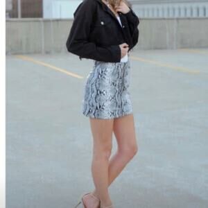 Honey punch gray snake pattern vegan leather zip up mini skirt mesium